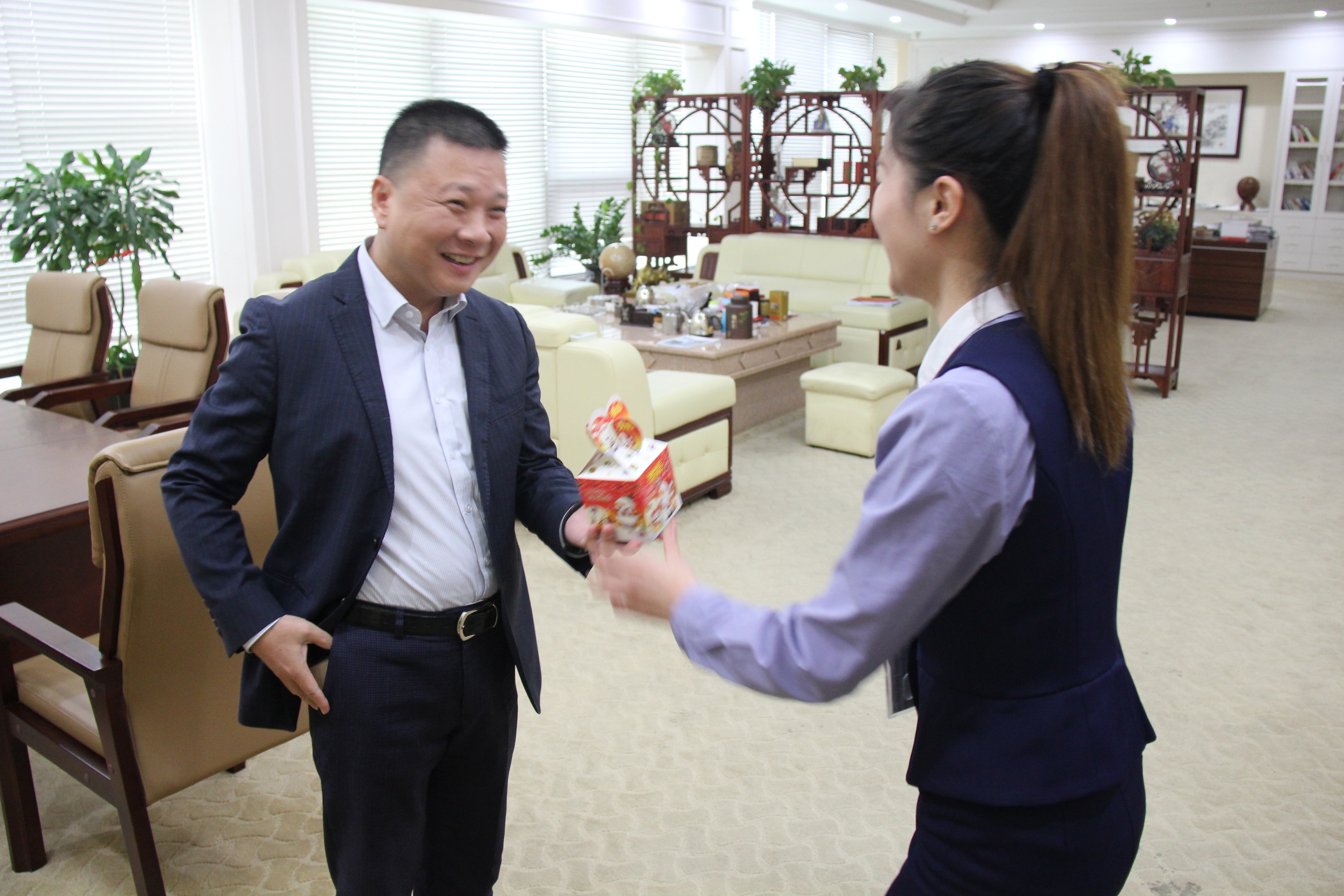 圣悅詩國際輕奢美妝為公司員工送平安祝福！